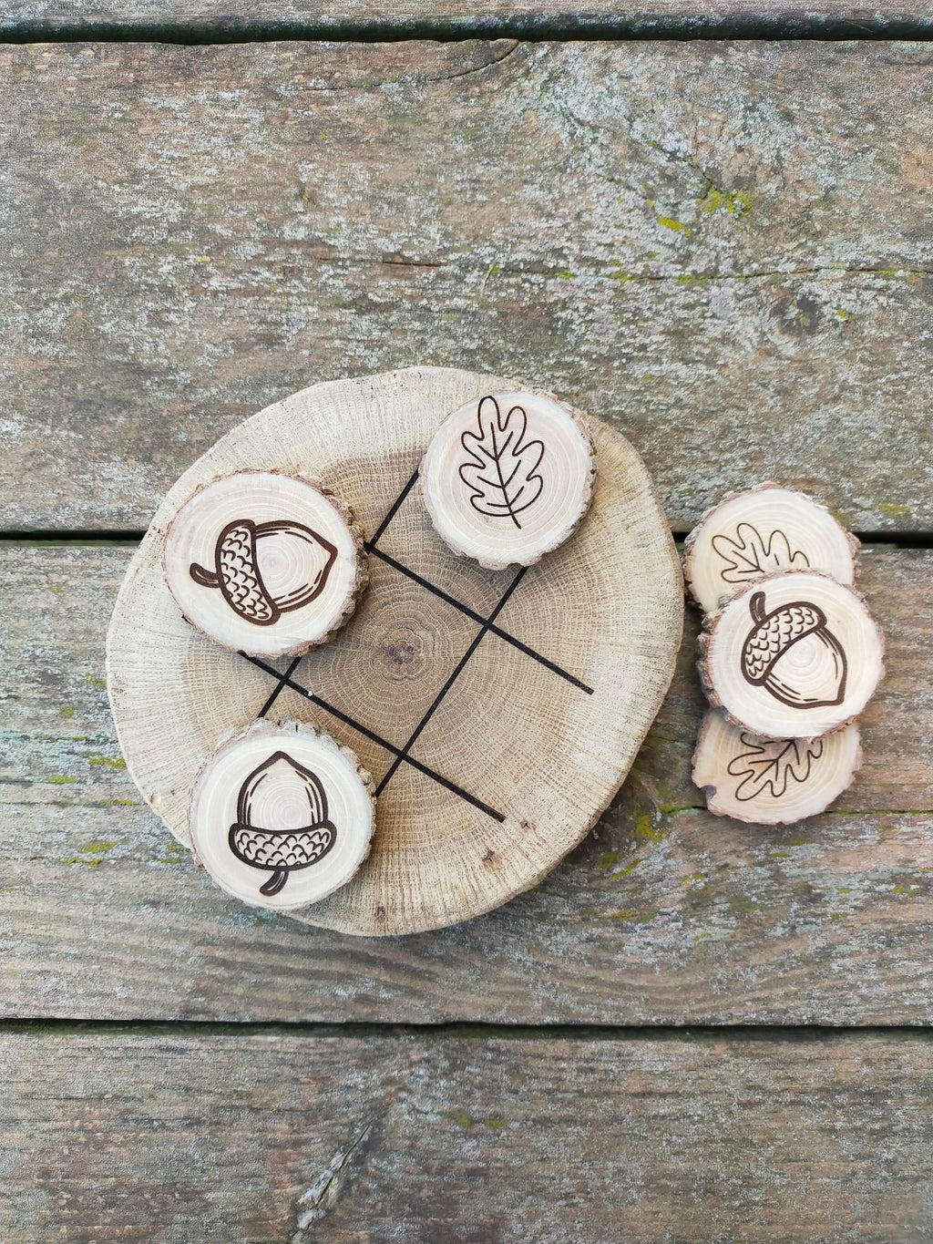 juego del 3 en ralla, todo de madera. el tablero es una rebanada de roble, cortada pulida y grabada en laser. Las fixas tambien