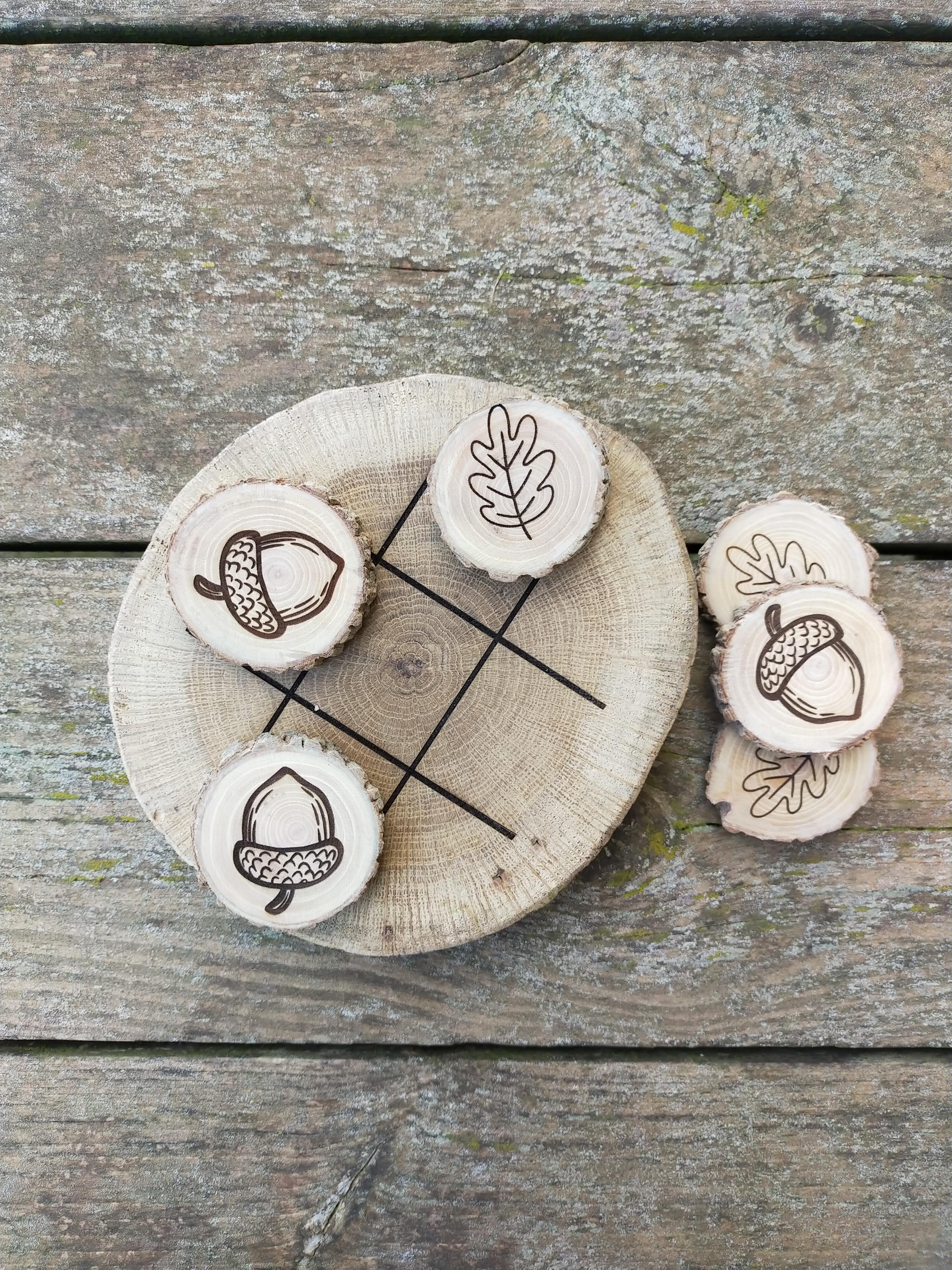 juego del 3 en ralla, todo de madera. el tablero es una rebanada de roble, cortada pulida y grabada en laser. Las fixas tambien