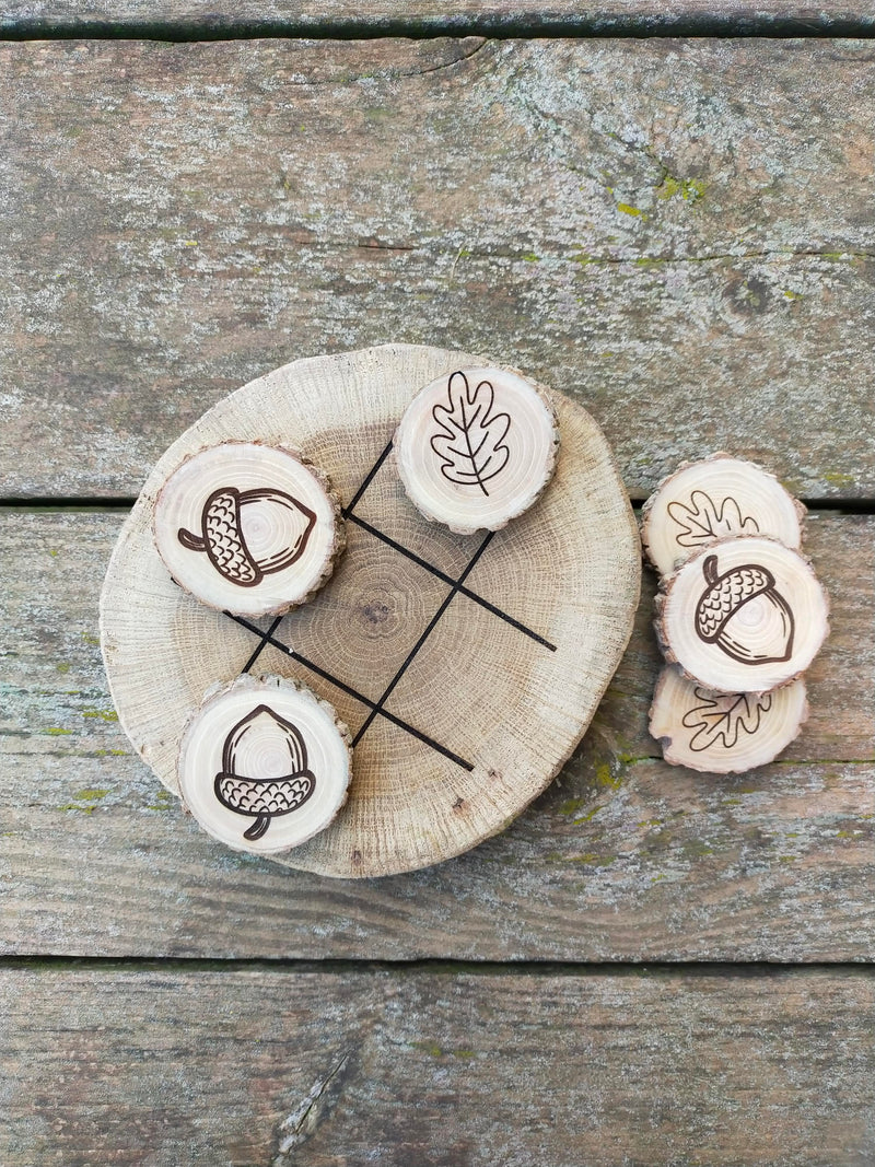 juego del 3 en ralla, todo de madera. el tablero es una rebanada de roble, cortada pulida y grabada en laser. Las fixas tambien