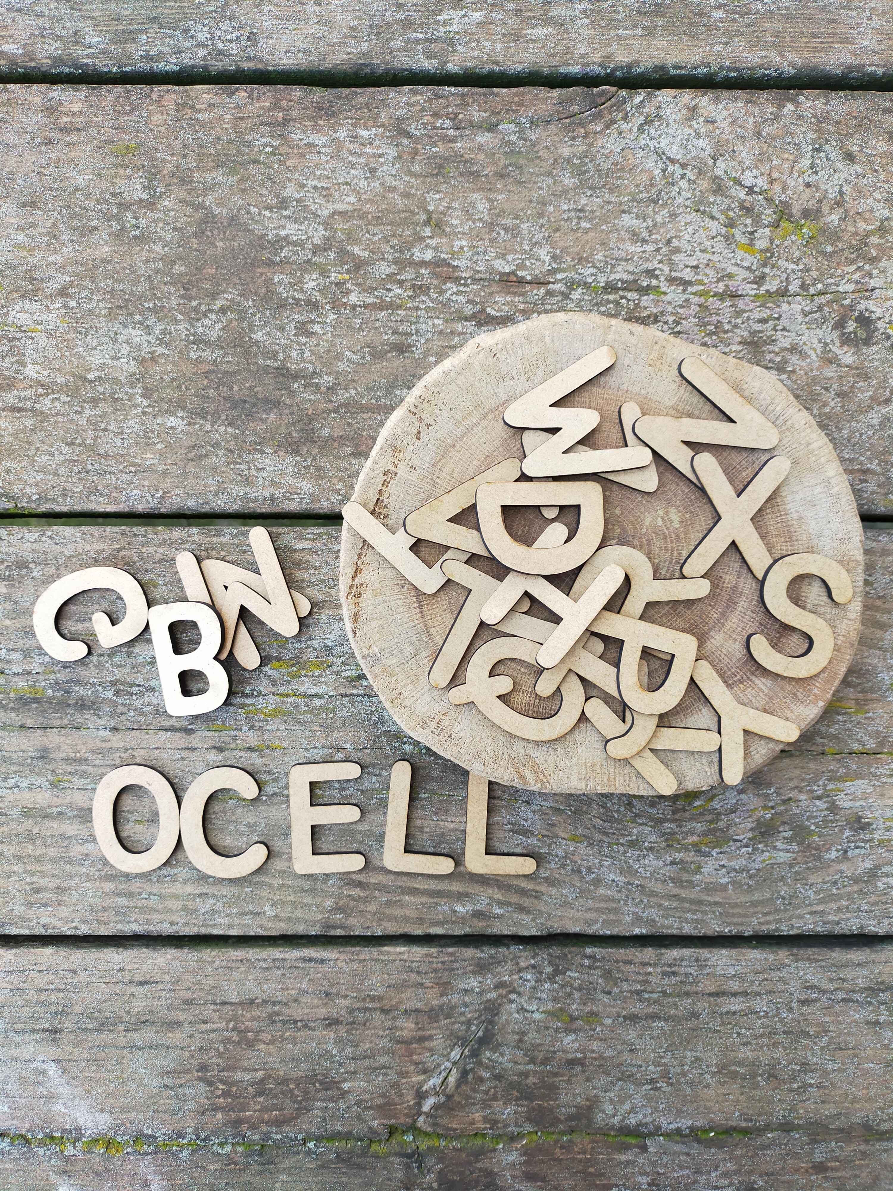 abecedari de fusta , amb lletres de 4-5cm