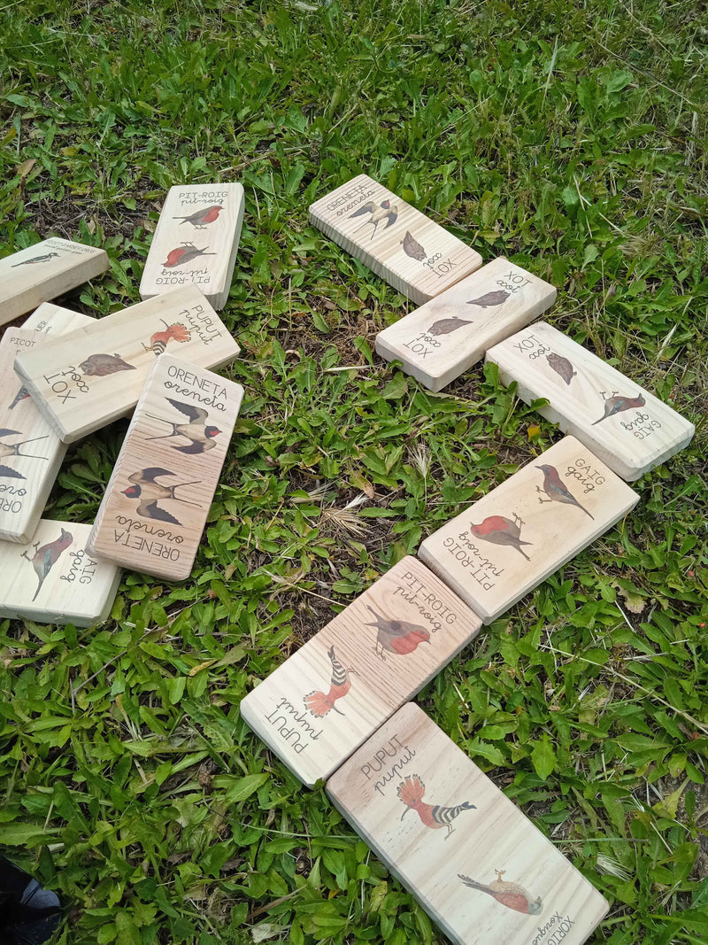 dòmino de fusta, fet a mà dels ocells del nostre entorb