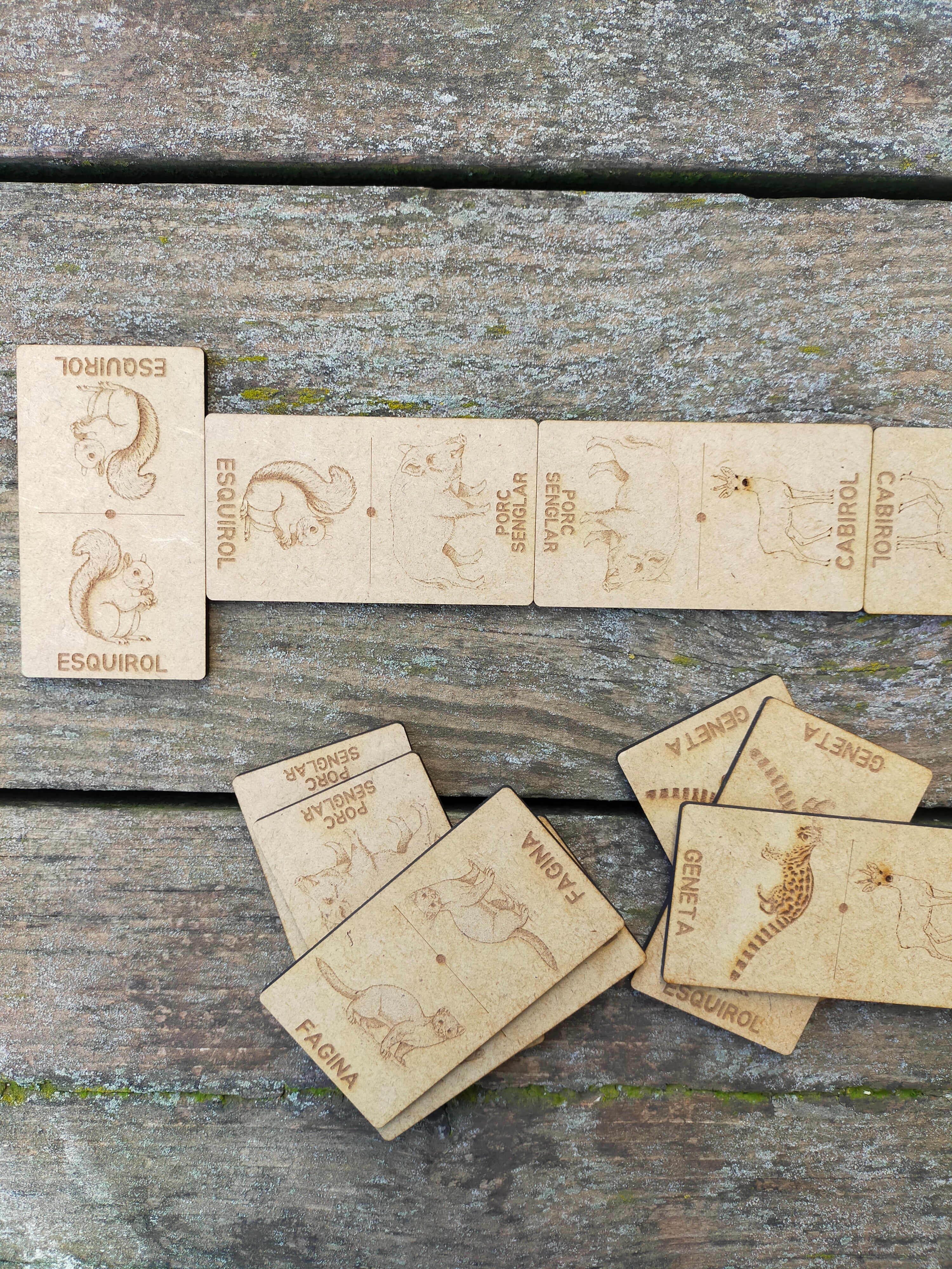 dòmino amb imatges de 7 mamífers salvatges del nostre entorn. Gravats en làser sobre mdf o pi.