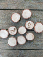 Joc de memòria amb 10 rodanxes de fusta, per aprendre sobre 5 mamífers del nostre entorn i la seva petjada.