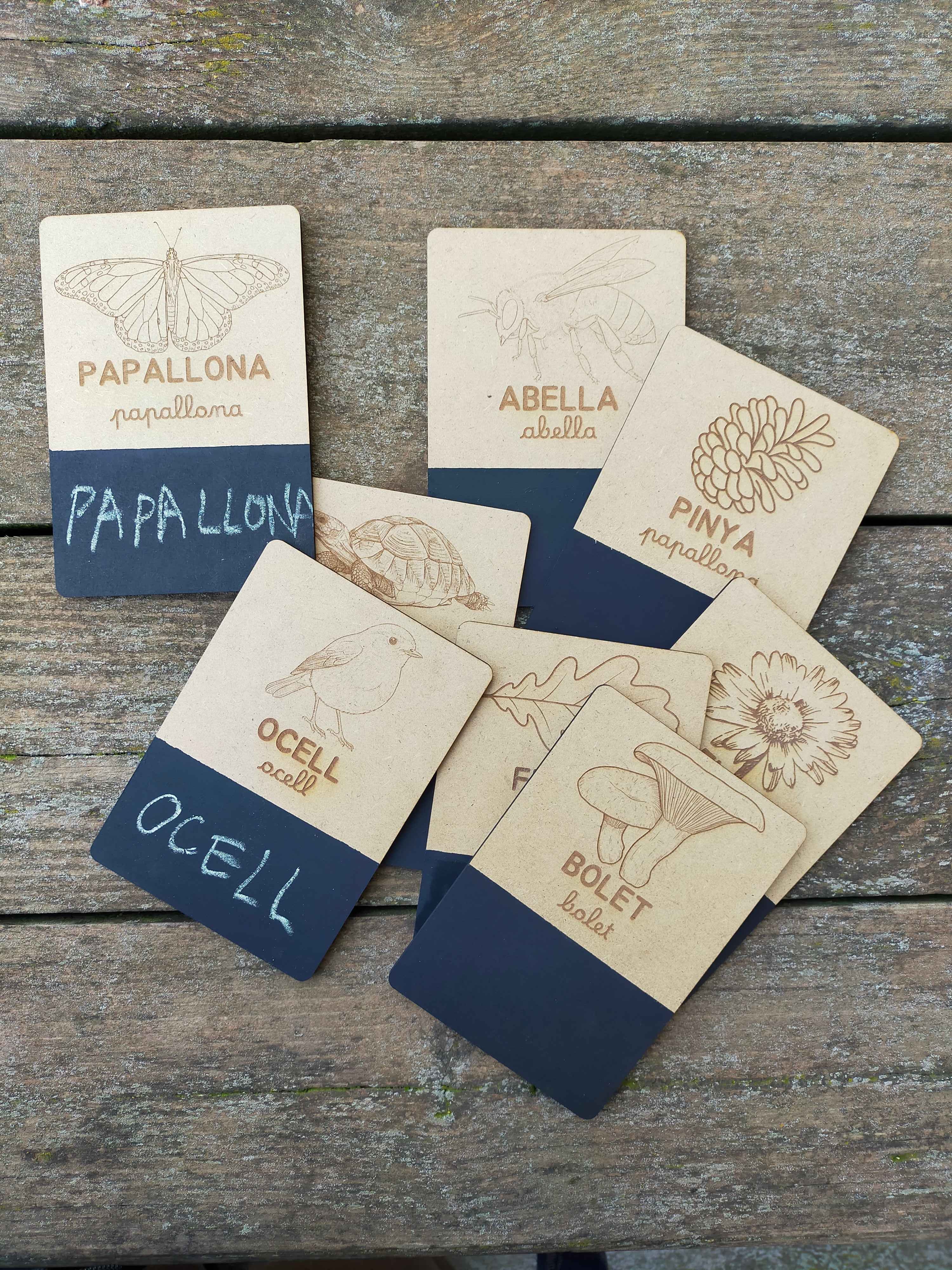 Pack de 8 targetes de fusta amb la imatge i el seu nom en majúscula i minúscula i un espai per poder escriure i esborrar. Per començar a llegir i a escriure.
